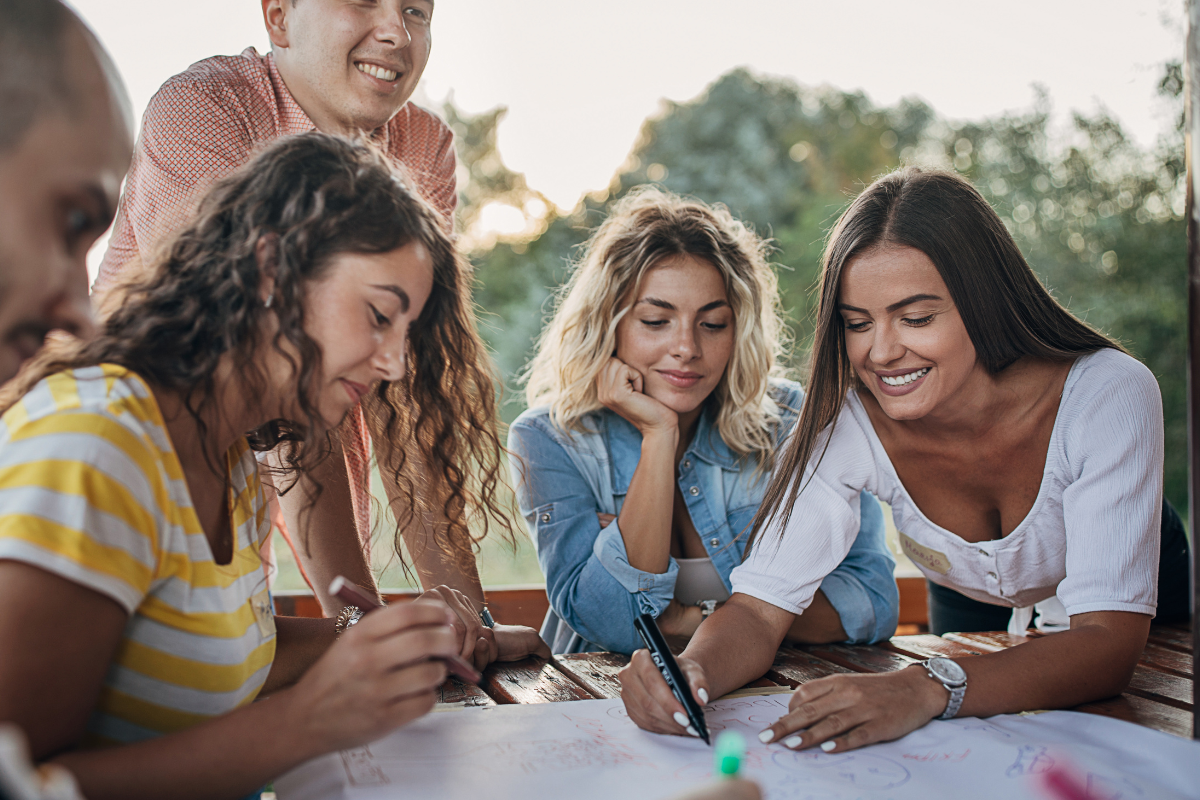 Collègue qui collabore